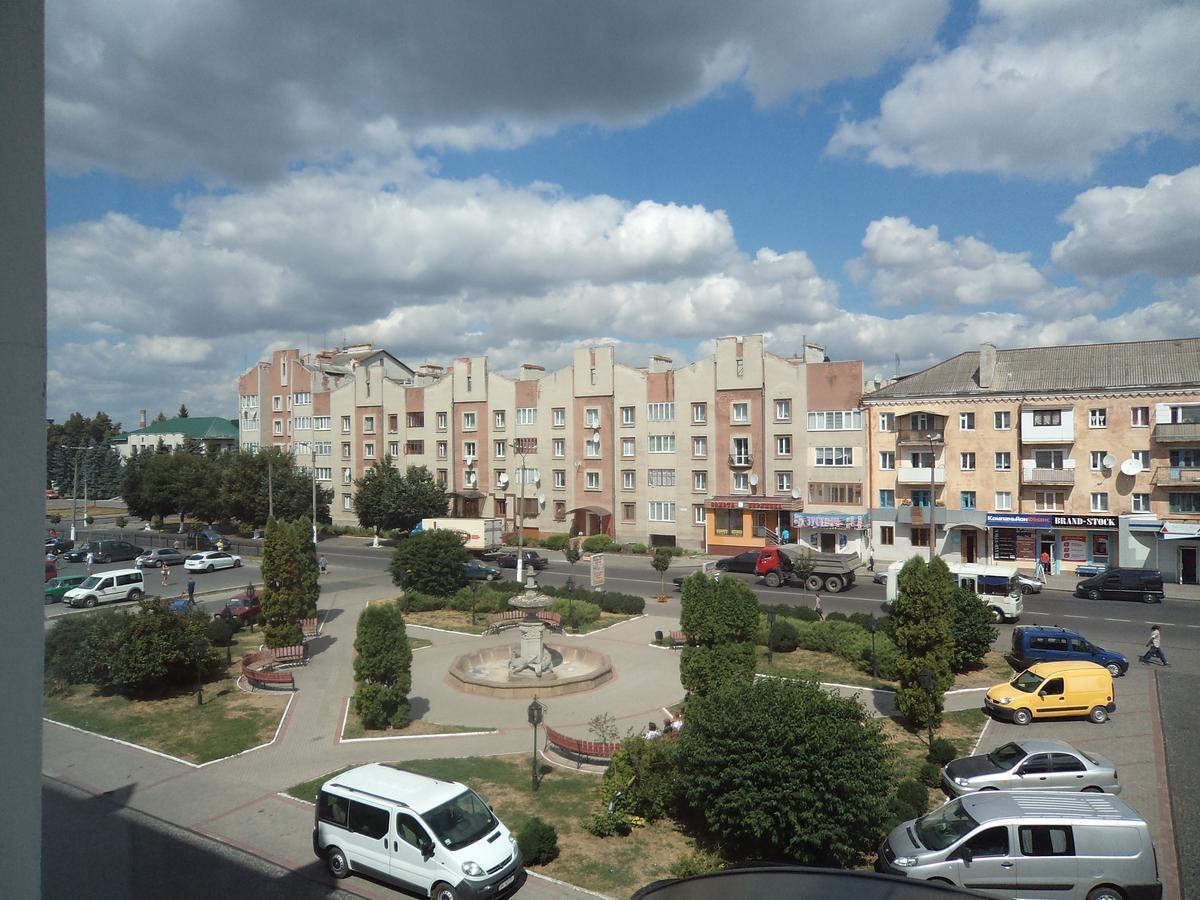 Готель "Дубно" Dubno Exterior foto